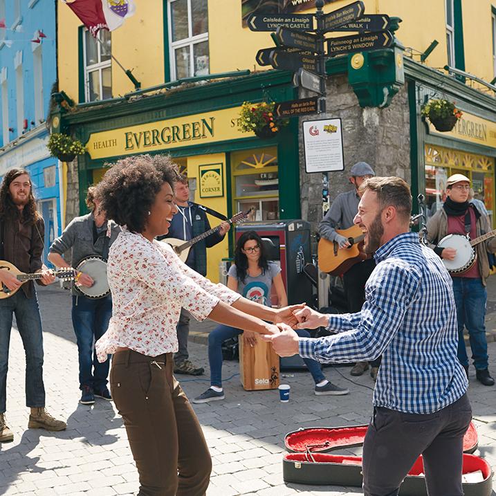 tourists dancing to Irish folk music on a Brendan Vacation Tour 