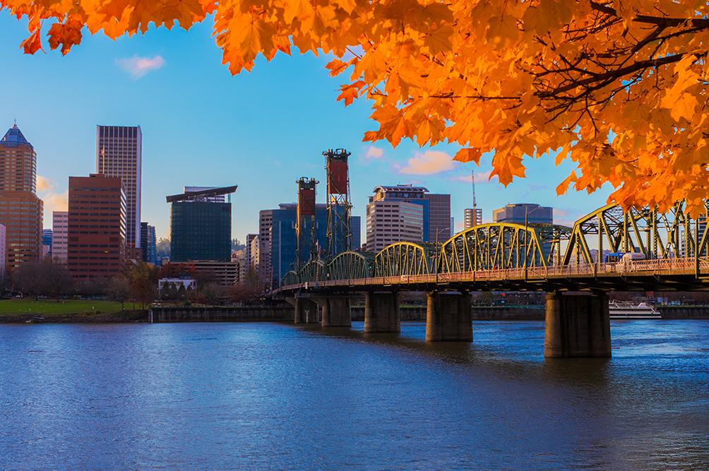 The Hawthorne Bridge in Portland in the evening